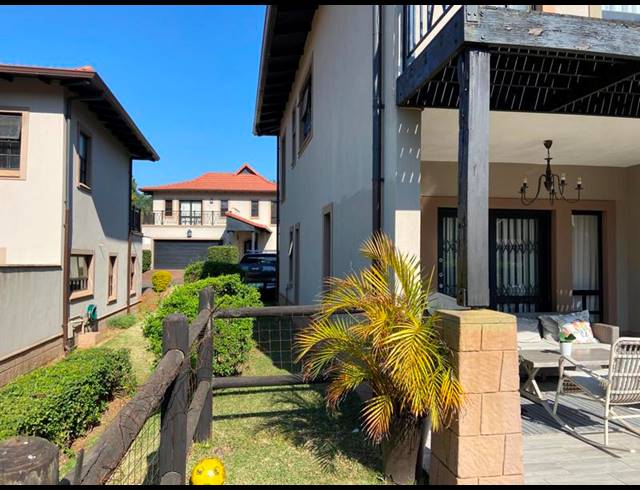 4 BEDROOM TOWNHOUSE FOR SALE IN MONTROSE